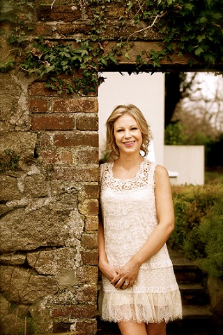 Emma Hannigan photo curly hair - smaller